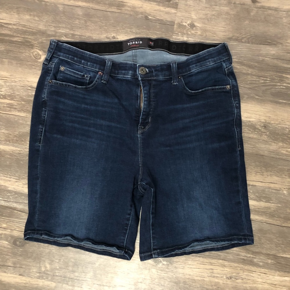 Torrid premium stretch Bermuda jean shorts 18